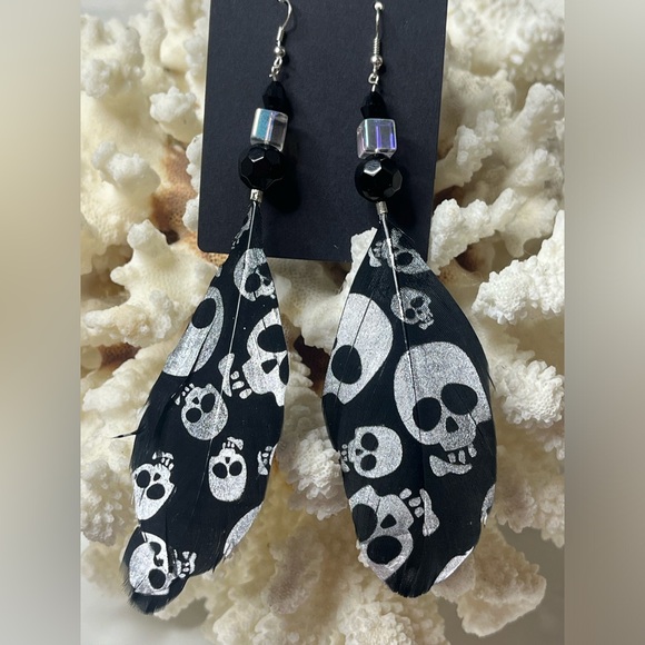 SKULL 💀 BLACK & SILVER FEATHER & CRYSTAL EARRINGS - Picture 7 of 7